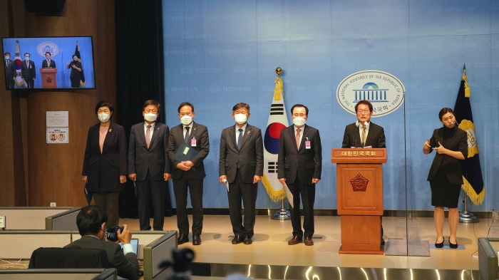 김지철 충남교육감(왼쪽 다섯번째)이 국회 기자회견에 참석하고 있다