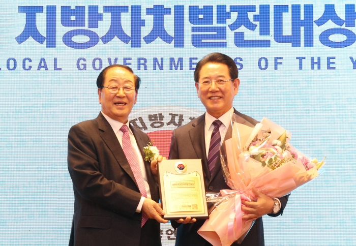 15일 열린 지방자치발전 대상에서 최고대상을 수상한 김영록 전남도지사(사진 오른쪽)와 이상열 회장