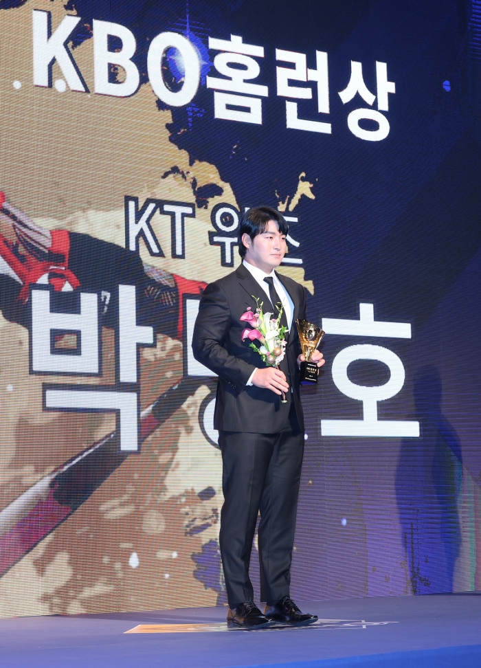 17일 오후 서울 중구 웨스틴조선호텔 그랜드볼룸에서 열린 2022 신한은행 SOL KBO 시상식에서 KT 위즈 박병호가 KBO 리그 타자 부문 홈런상을 수상하고 있다. (사진=연합뉴스)