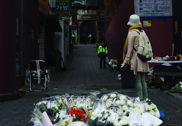 지난 13일 서울 용산구 이태원 참사 현장에 국화꽃이 놓여 있다.