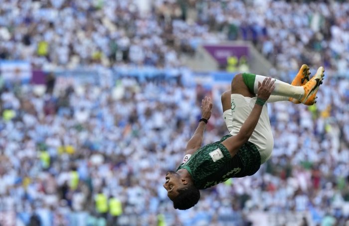 (사진=사우디 아라비아의 살렘 알 다우사리가 22일(한국시간) 열린 2022 FIFA 카타르 월드컵 조별리그 C조 1차전 경기서 아르헨티나를 상대로 역전골을 넣은 뒤 세리머니를 펼치고 있다. / AP=연합뉴스)