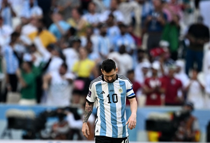 (사진=아르헨티나의 리오넬 메시가 22일(한국시간) 열린 2022 카타르 월드컵 조별리그 C조 1차전 경기서 사우디 아라비아에 역전을 허용한 뒤 아쉬워 하고 있다. / 로이터=연합뉴스)
