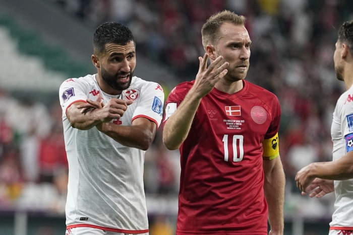 (사진=튀니지와 덴마크가 22일(한국시간) 열린 2022 FIFA 카타르 월드컵 조별리그 D조 1차전 경기에서 0-0으로 비겼다. 사진은 튀니지의 알 압디(왼쪽)와 덴마크의 크리스티안 에릭센 / AP=연합뉴스)