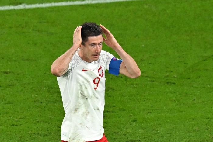 (사진=폴란드의 로베르트 레반도프스키가 23일(한국시간) 열린 멕시코와 2022 FIFA 카타르 월드컵 조별리그 C조 1차전 경기에서 페널티킥을 실축한 뒤 머리를 감싸 쥐고 있다. / AFP=연합뉴스)