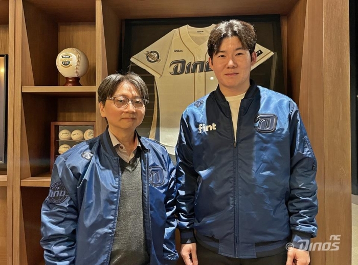 FA 박민우(오른쪽)가 23일 NC와 역대 최장 기간인 8년 최대 140억원에 계약한 뒤 임선남 단장과 포즈를 취하고 있다. (사진=NC 다이노스)
