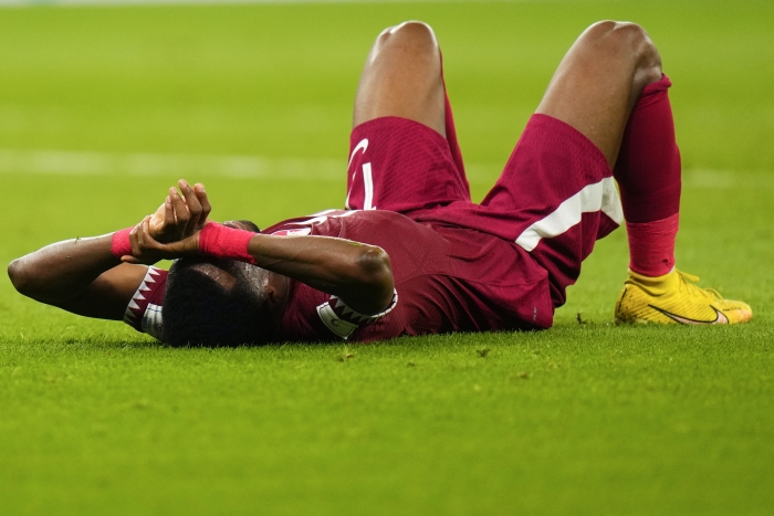 (사진=카타르의 이스마일 모하마드가 25일(한국시간) 열린 세네갈과 2022 FIFA 카타르 월드컵 조별리그 A조 2차전 경기에서 1-3으로 패한 뒤 아쉬워하고 있다. 카타르는 이번 대회 참가국 중 처음으로 조별리그 탈락이 확정됐다. / AP=연합뉴스)