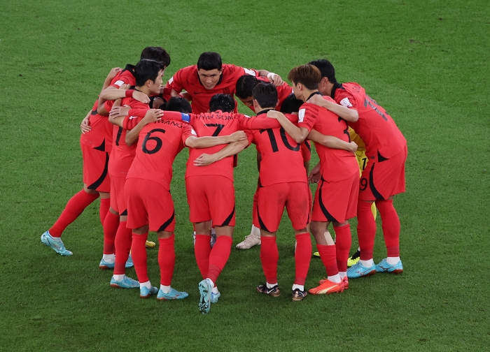 지난 24일 카타르 알라이얀의 에듀케이션 시티 스타디움에서 열린 2022 카타르 월드컵 조별리그 H조 1차전 한국과 우루과이 경기에서 한국 선수들이 결의를 다지고 있다. (사진=연합뉴스 제공)