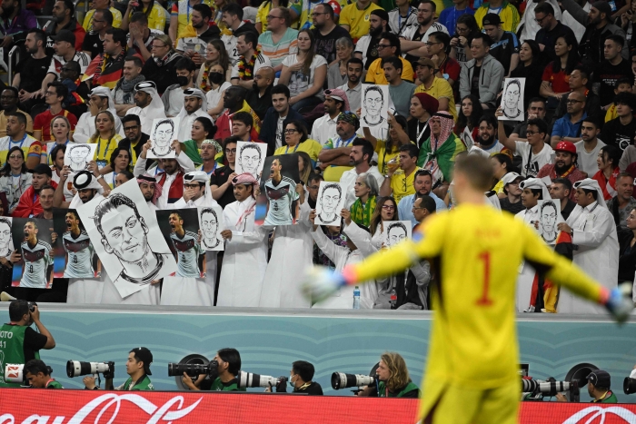 28일 카타르 알 코호르의 알 바이트 스타디움에서 열린 2022 카타르 월드컵 E조 조별예선 2차전 스페인과 독일의 경기에서 카타르 팬들이 외질의 그림을 들고 서있다. (사진=AFP 연합뉴스 제공)