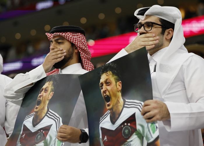 28일 카타르 알 코호르의 알 바이트 스타디움에서 열린 2022 카타르 월드컵 E조 조별예선 2차전 스페인과 독일의 경기에서 카타르 팬들이 외질의 사진을 들고 서있다. (사진=AFP 연합뉴스 제공)