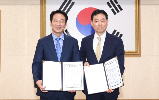 지난 9월 강진원(왼쪽) 강진군수와 김용식 ㈜동승파크앤리조트 대표이사가 강진군청 대회의실에서 1000억원 규모의 민간투자유치 협약식을 체결했다.