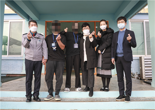 윤소식 대전경찰청장(왼쪽 첫번째)이 해맑음센터를 방문하고 있다
