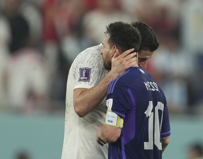 (사진=폴란드의 로베르트 레반도프스키(왼쪽)와 아르헨티나의 리오넬 메시가 1일(한국시간) 열린 2022 FIFA 카타르 월드컵 조별리그 H조 3차전 경기가 끝난 뒤 포옹하고 있다. / 신화=연합뉴스)