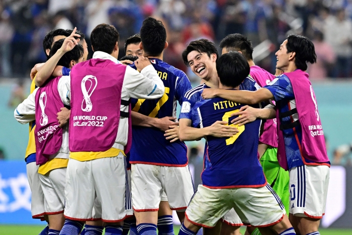 (사진=일본 선수들이 2일(한국시간) 열린 2022 FIFA 카타르 월드컵 조별리그 E조 3차전 경기에서 스페인을 꺾고 16강 진출에 성공한 뒤 기뻐하고 있다. / AFP=연합뉴스)