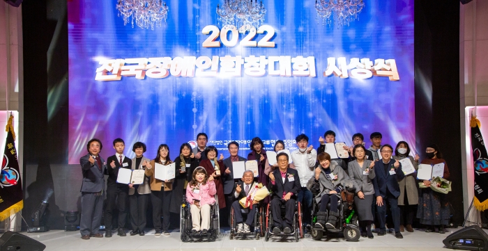 (사진=‘제30회 세계장애인의 날 기념 전국장애인합창대회’ 시상식이 2일 서울에서 열린 가운데 참석자들이 기념 촬영 중이다.)