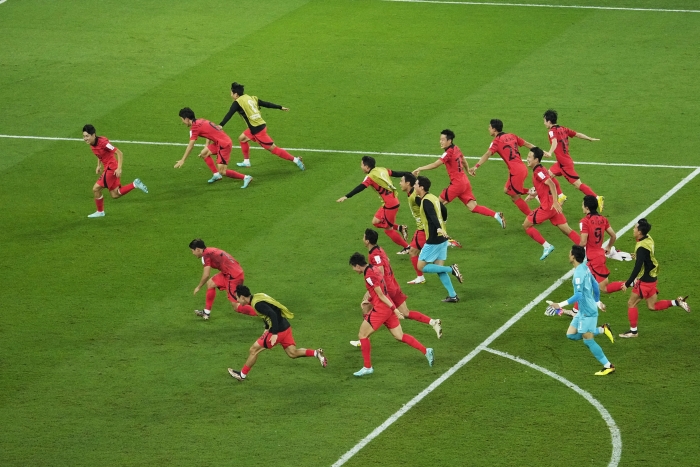 (사진=한국 축구대표팀이 3일(한국시간) 열린 포르투갈과 2022 FIFA 카타르 월드컵 조별리그 H조 3차전 경기에서 승리한 뒤 16강 진출에 기뻐하며 세리머니를 펼치고 있다. 한국은 오는 6일 오전 4시 브라질과 16강전을 치른다. / AP=연합뉴스)