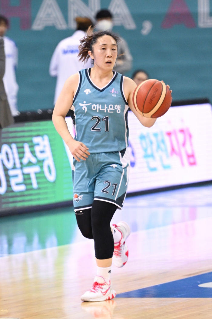 (사진=하나원큐 김애나가 신한은행 SOL 2022-2023 여자프로농구 메디힐과 함께하는 2라운드 MIP로 뽑혔다. / WKBL)