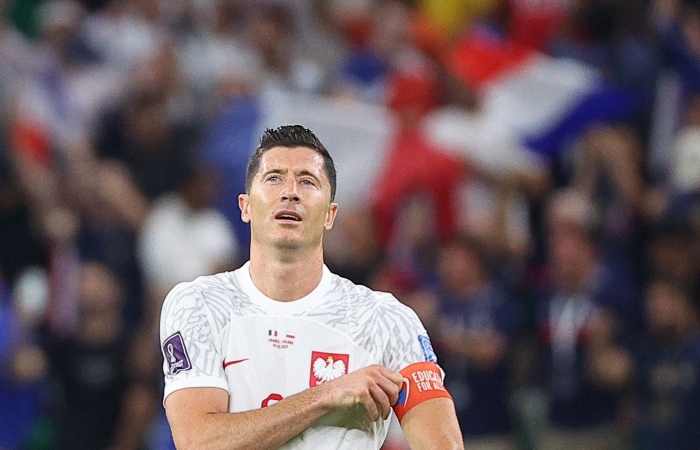 5일(한국시간) 카타르 도하 앗수마마 스타디움에서 열린 2022 카타르 월드컵 16강전 프랑스와 폴란드의 경기에서 폴란드 레반도프스키가 프랑스에게 실점한 뒤 아쉬워 하고 있다. (사진=연합뉴스 제공)