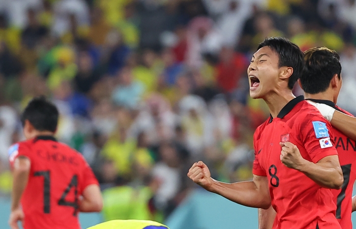 (사진=한국의 백승호가 6일(한국시간) 열린 브라질과 2022 FIFA 카타르 월드컵 16강전에서 만회골을 넣은 뒤 포효하고 있다. / 연합뉴스)