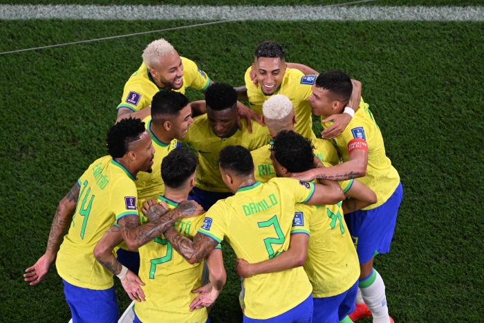 (사진=브라질 선수들이 6일(한국시간) 열린 한국과 2022 FIFA 카타르 월드컵 16강 경기서 히샬리송의 세 번째 골이 터지자 다같이 기뻐하고 있다. / AFP=연합뉴스)