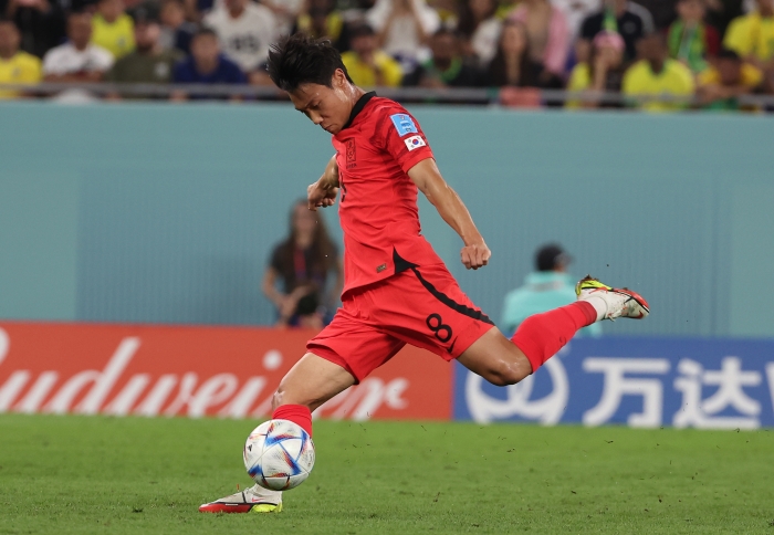 (사진=한국의 백승호가 6일(한국시간) 열린 브라질과 2022 FIFA 카타르 월드컵 16강전서 후반전 중거리 슛으로 만회골을 뽑아냈다. 한국은 이날 1-4로 패하며 이번 대회 일정을 마무리했다. / 연합뉴스)