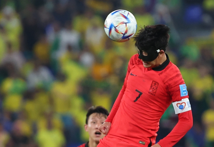 (사진=한국 축구대표팀 주장 손흥민이 6일(한국시간) 열린 브라질과 2022 FIFA 카타르 월드컵 16강전에서 헤더를 시도하고 있다. / 연합뉴스)