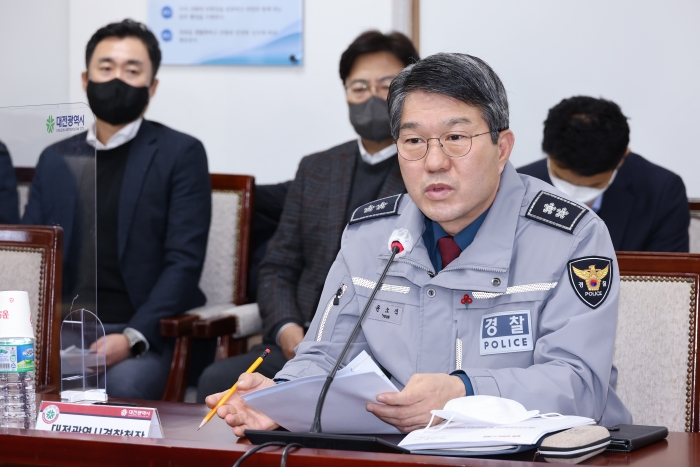 윤소식 대전경찰청장이 재난안전대책본부 및 유관기관 대책회의에서 발언하고 있다