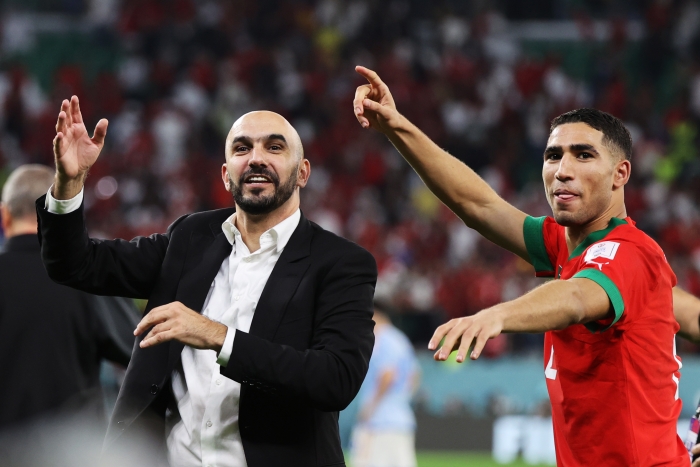 하키미(오른쪽)가 7일(한국시간) 카타르 알라이얀의 에듀케이션 시티 스타디움에서 열린 스페인과 2022 카타르 월드컵 16강전에서 모로코의 승부차기 네 번째 키커로 등장해 '파넨카킥'을 성공한 뒤, 라크라키 감독과 기뻐하고 있다.