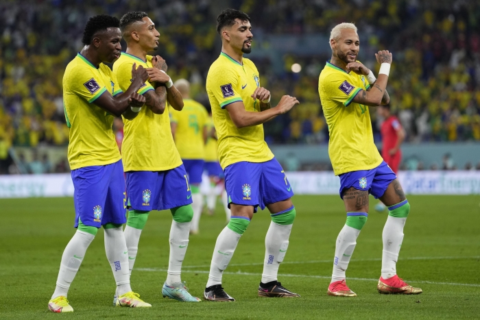 (사진=브라질의 비니시우스 주니어와 하피냐, 루카스 파케타, 네이마르(왼쪽부터)가 지난 5일(한국시간) 열린 한국과 2022 FIFA 카타르 월드컵 16강전에서 득점 후 댄스 세리머니를 선보이고 있다. / AP=연합뉴스)