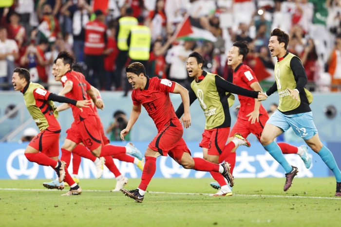 (사진=황희찬(11번) 등 한국 축구대표팀 선수들이 지난 3일(한국시간) 포르투갈과 2022 카타르 월드컵 조별리그 3차전 승리로 16강 진출에 성공한 뒤 세리머니를 펼치고 있다. / EPA=연합뉴스)
