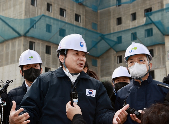 원희룡 국토교통부 장관이 인천 건설현장을 점검하고 있다