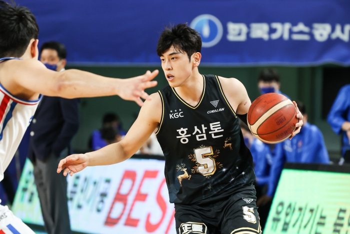 (사진=안양 KGC 가드 변준형이 2022-2023 SKT 에이닷 프로농구 2라운드 MVP로 선정됐다. / KBL)