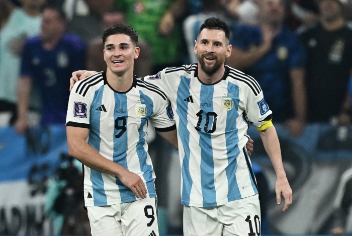 (사진=아르헨티나가 14일(한국시간) 열린 크로아티아와 2022 FIFA 카타르 월드컵 4강전에서 3-0으로 승리했다. 사진은 선제 결승골을 넣은 아르헨티나의 리오넬 메시(오른쪽)와 멀티골을 넣은 훌리안 알바레스 / 로이터=연합뉴스)
