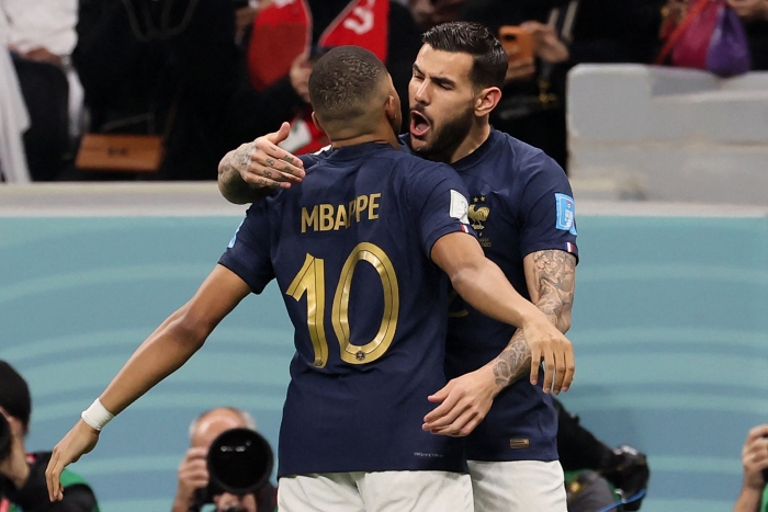 (사진=프랑스의 테오 에르난데스(오른쪽)가 15일(한국시간) 열린 모로코와 2022 FIFA 카타르 월드컵 4강전에서 선제골을 넣은 뒤 킬리안 음바페와 포옹하고 있다. / AFP=연합뉴스)