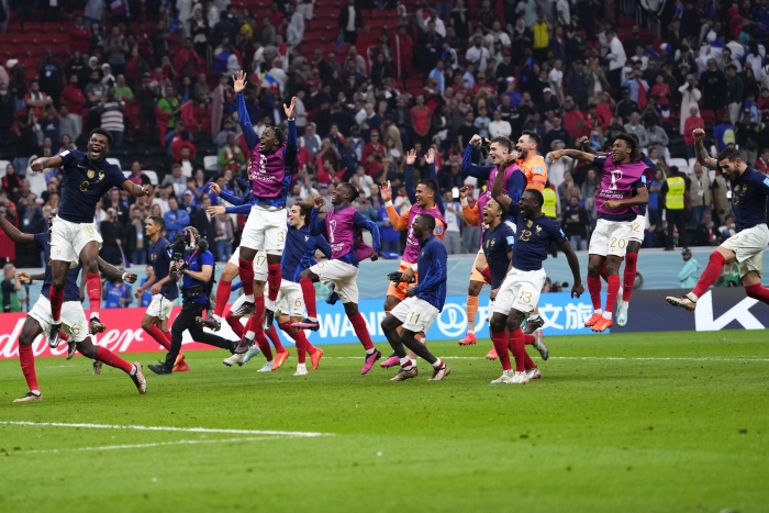 (사진=프랑스 선수들이 15일(한국시간) 열린 모로코와 2022 FIFA 카타르 월드컵 4강전에서 승리한 뒤 기뻐하고 있다. 프랑스는 오는 19일 오전 0시 아르헨티나와 결승전을 치른다. / AP=연합뉴스)