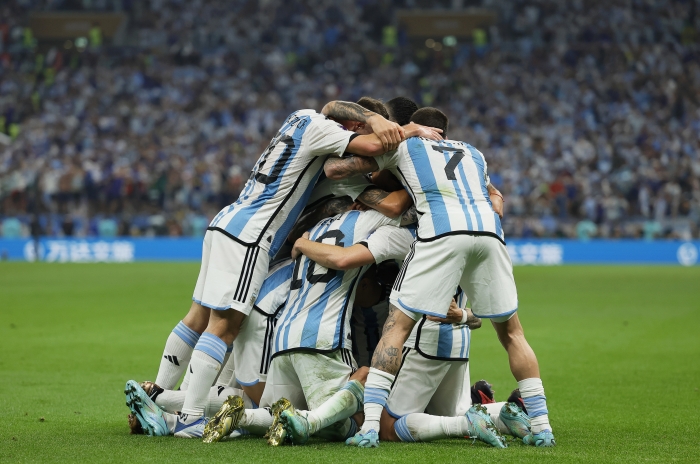 (사진=아르헨티나 선수들이 19일(한국시간) 열린 프랑스와 2022 FIFA 카타르 월드컵 결승전에서 앙헬 디 마리아의 득점 후 다함께 기뻐하고 있다. / EPA=연합뉴스)