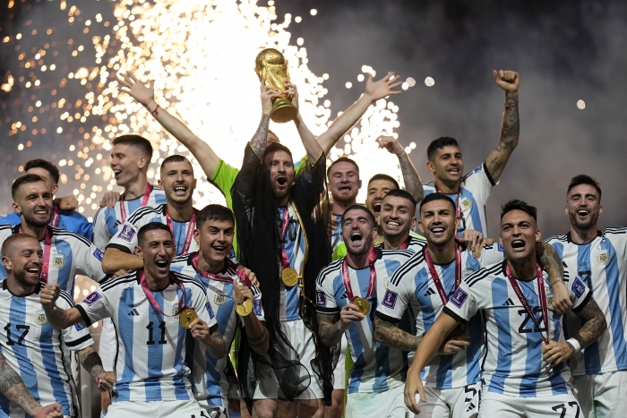 (사진=아르헨티나의 리오넬 메시(10번)가 19일(한국시간) 열린 프랑스와 2022 FIFA 카타르 월드컵 결승전에서 승리해 우승을 차지한 뒤 동료들과 트로피 세리머니를 펼치고 있다. / AP=연합뉴스)