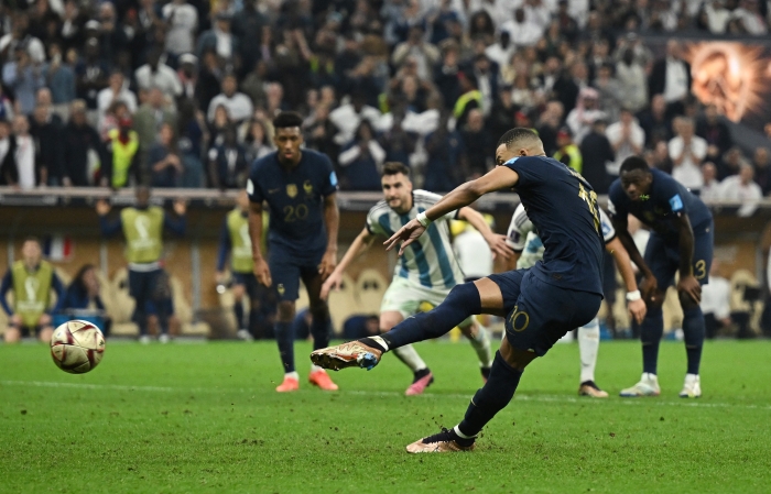 (사진=프랑스의 킬리안 음바페가 19일(한국시간) 열린 아르헨티나와 2022 FIFA 카타르 월드컵 결승전서 동점골을 뽑아내고 있다. / 로이터=연합뉴스)