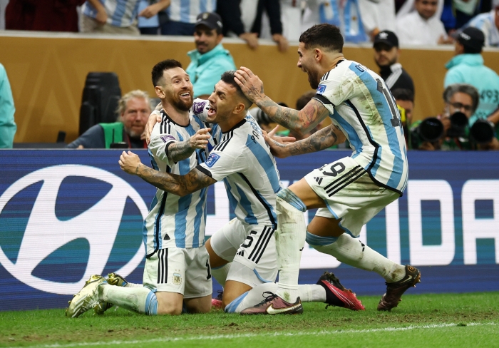(사진=아르헨티나의 리오넬 메시(왼쪽)가 19일(한국시간) 열린 프랑스와 2022 FIFA 카타르 월드컵 결승전 연장 후반 득점에 성공한 뒤 세리머니를 펼치고 있다. / 로이터=연합뉴스)