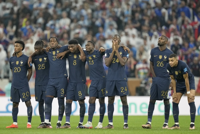 (사진=프랑스 선수들이 19일(한국시간) 열린 아르헨티나와 2022 FIFA 카타르 월드컵 결승전서 승부차기 끝에 패한 뒤 아쉬움을 표하고 있다. / AP=연합뉴스)