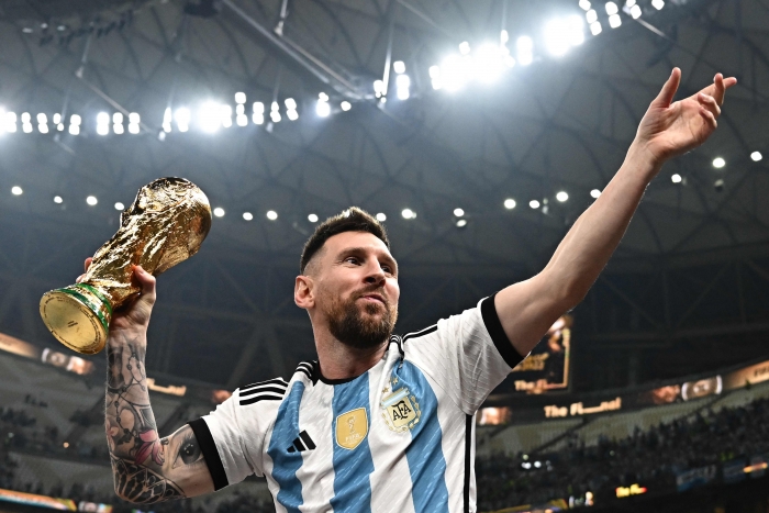 (사진=아르헨티나의 리오넬 메시가 19일(한국시간) 열린 프랑스와 2022 FIFA 카타르 월드컵 결승전서 승리해 우승을 차지한 뒤 트로피를 들어 보이고 있다. / AFP=연합뉴스)