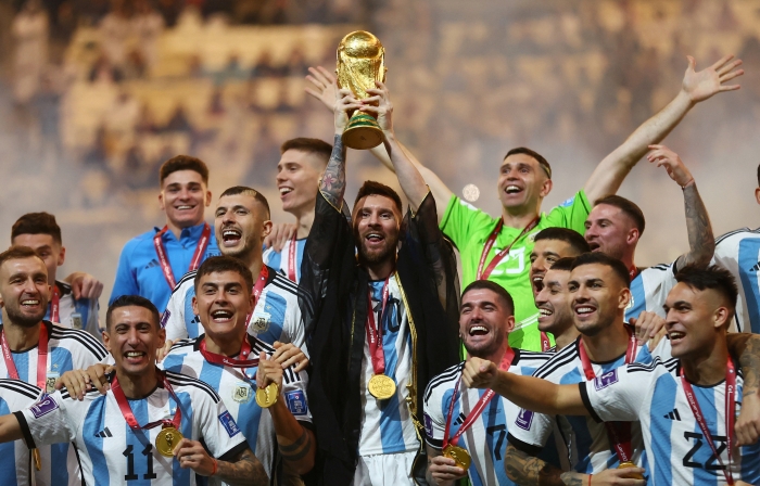 19일(한국시간) 카타르 루사일 스타디움에서 열린 2022 국제축구연맹(FIFA) 카타르 월드컵 프랑스와 결승전에서 우승한 아르헨티나가 우승컵을 들어올리며 기뻐하고 있다. (사진=연합뉴스 제공)