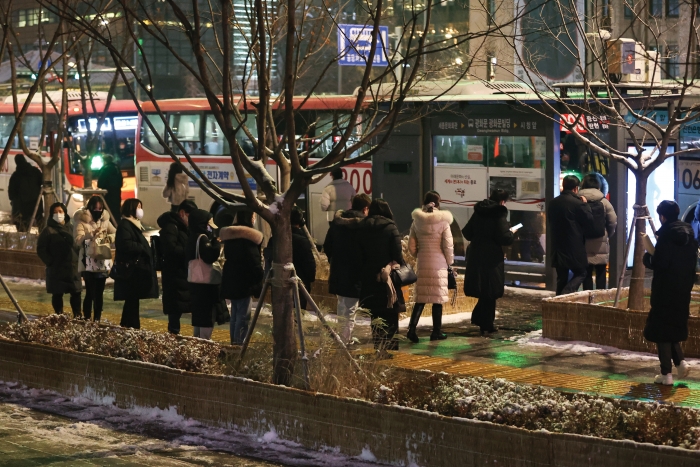 수도권 광역버스 33개 노선의 출퇴근 시간대 운행 횟수가 확대된다. 사진은 서울 종로구 광화문역 인근 광역버스 정류장에서 버스에 탑승 중인 시민들.
