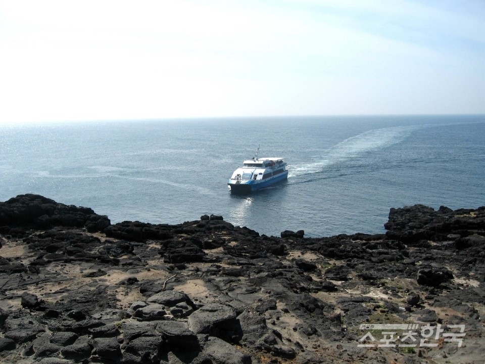 마라도로 입항하는 여객선(사진=섬문화연구소DB)