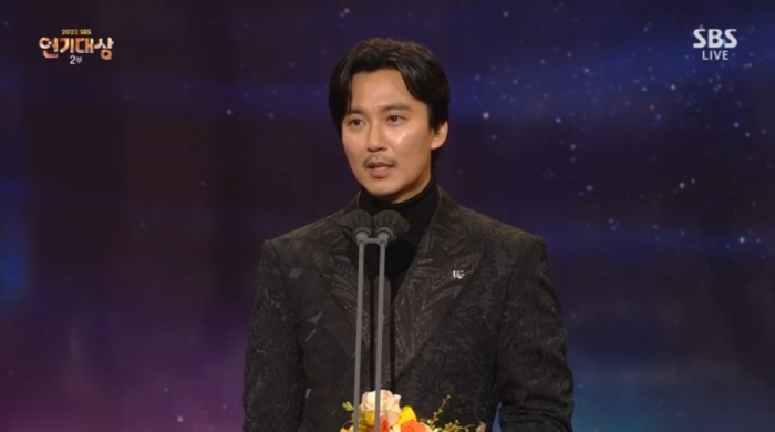 31일 열린 '2022 SBS 연기대상'에서 대상을 수상한 배우 김남길 (사진=SBS 방송 캡처)