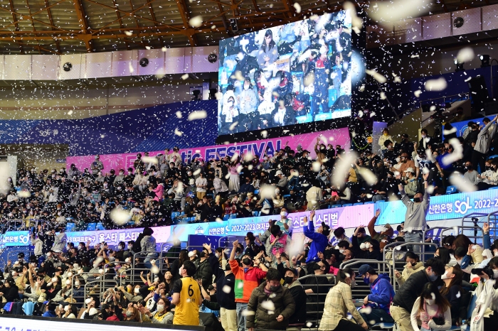 8일 인천도원체육관에서 열린 2022-2023 신한은행 SOL 여자프로농구 올스타 페스티벌에서 관중들이 경기를 즐기고 있다. (사진=WKBL 제공)