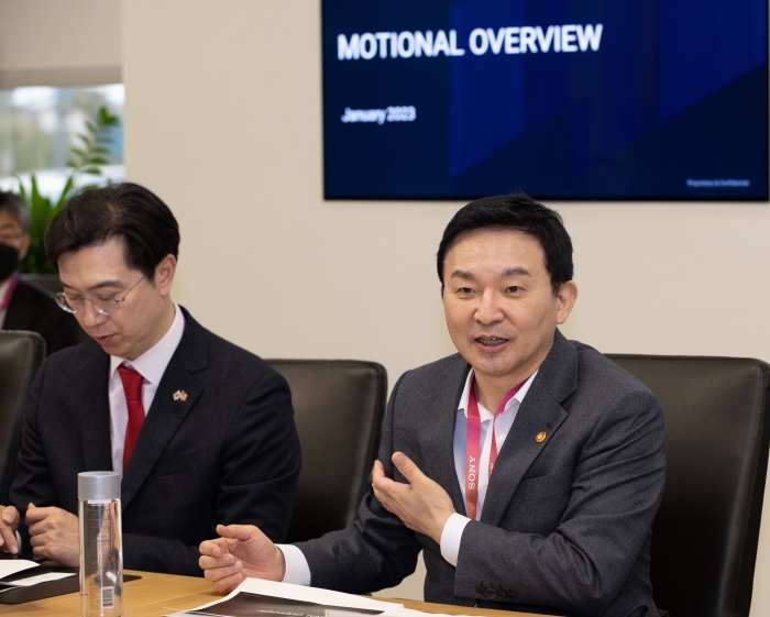 원희룡 국토교통부 장관(오른쪽)이 모셔널社를 방문해 최고경영진과 미래 모빌리티 비전을 논의하고 있다