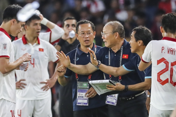 (사진=박항서 감독(가운데)이 이끄는 베트남이 9일(한국시간) 열린 미쓰비시컵 준결승 2차전에서 인도네시아를 꺾고 결승에 진출했다. / EPA=연합뉴스)