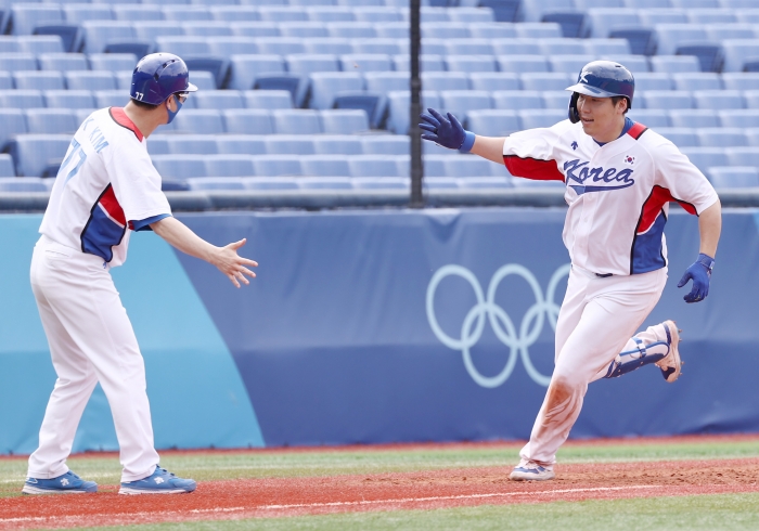 2023 월드베이스볼클래식 대표팀 주장 완장을 차게 된 김현수(오른쪽). (사진=연합뉴스)