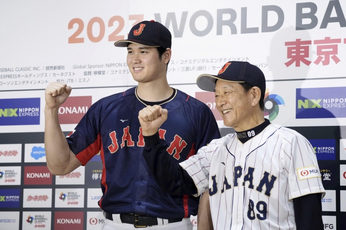 일본 야구대표팀 오타니 쇼헤이와(왼쪽)와 구리야마 히데키 감독. (사진=도쿄 AP/연합뉴스)