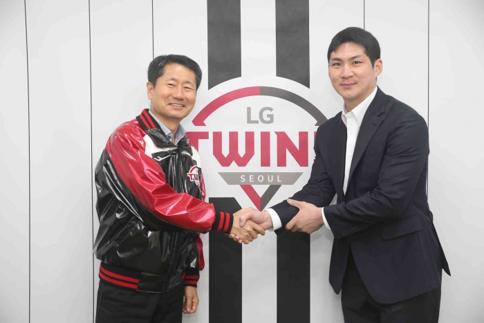 LG 트윈스 최초 다년 계약에 합의한 유격수 오지환이 김인석 LG 트윈스 사장과 함께 기념촬영을 하고 있다. (사진=LG 트윈스)